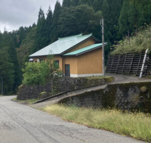 緑に囲まれた山斎の外観